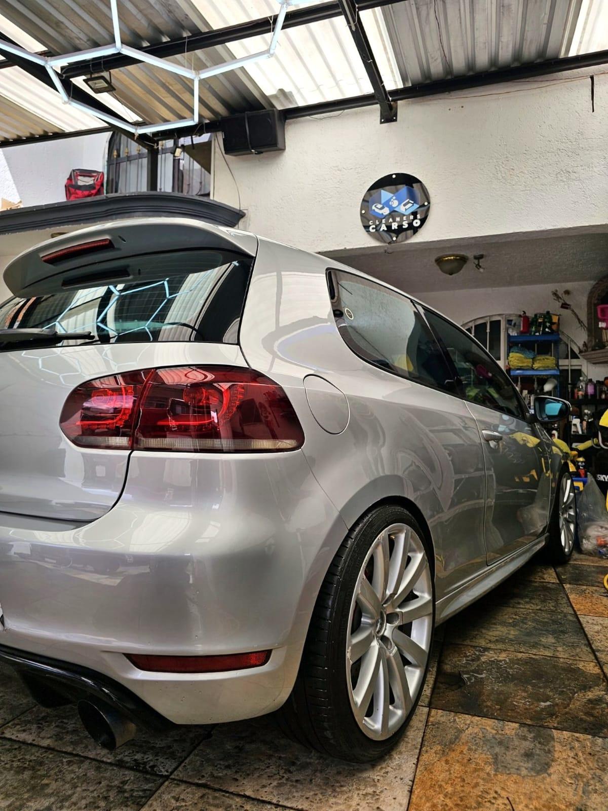 Auto plateado con acabado pulido en taller.